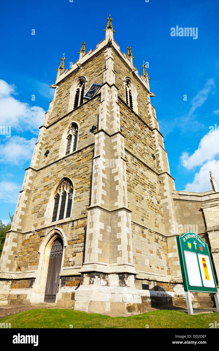 St Wilfrid la chiesa del villaggio di Alford Lincolnshire UK Inghilterra fuori esterno segno anteriore facciata guglia della torre Foto Stock