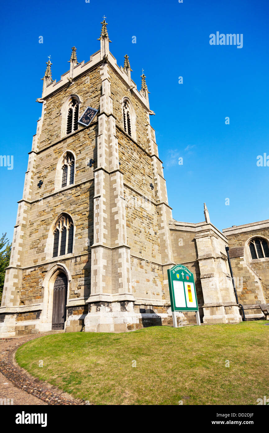 St Wilfrid la chiesa del villaggio di Alford Lincolnshire UK Inghilterra fuori esterno segno anteriore facciata guglia della torre Foto Stock