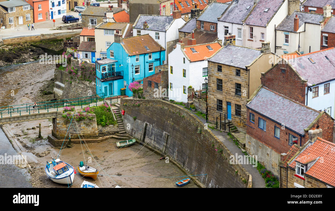 Affacciato Staithes Yorkshire Inghilterra UK Europa Foto Stock