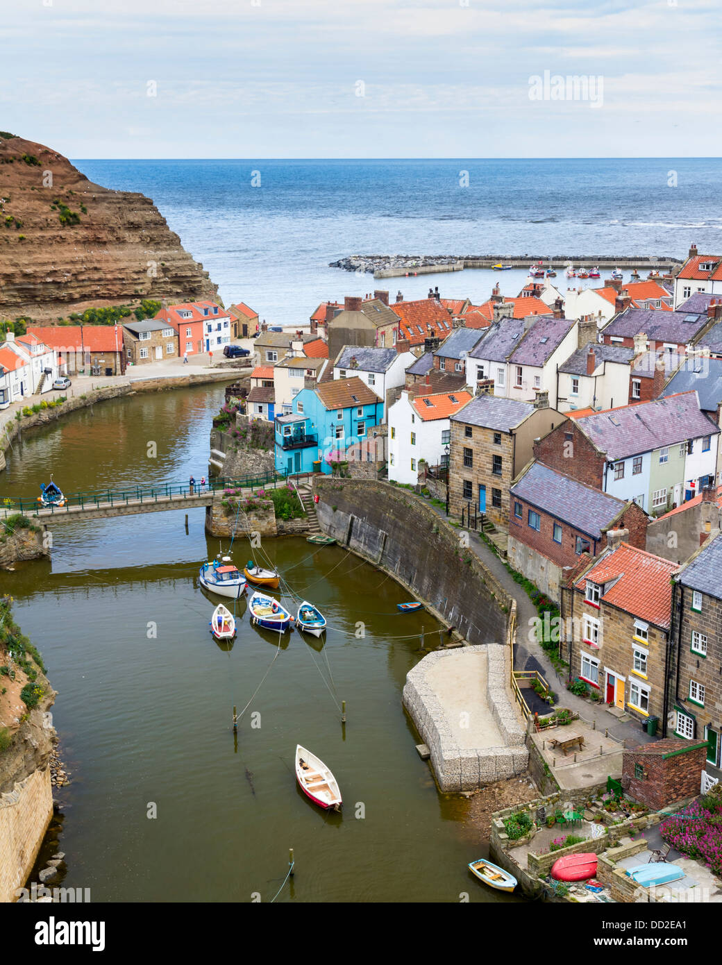 Affacciato Staithes Yorkshire Inghilterra UK Europa Foto Stock