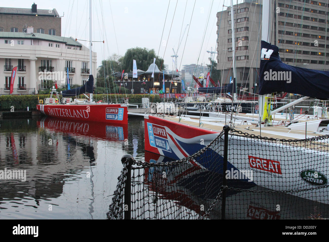 Londra, Regno Unito. 23 Ago, 2013. Londra è a ospitare la data di inizio e fine del 2013-14 edizione di The Clipper il giro del mondo in barca a vela, lasciando la capitale il 1 settembre 2013 e non tornare fino a Luglio 2014 dopo racing 40.000 miglia visitando 14 porte su sei continenti con la più lunga del mondo Ocean race. La manifestazione vedrà il debutto della terza generazione Clipper 70 ocean racing yacht, che era stato lanciato quest'anno a St Katharine Docks. Credito: Ashok Saxena/Alamy Live News Foto Stock