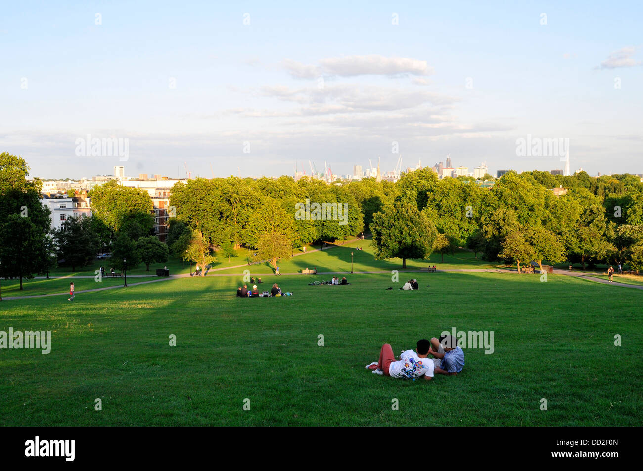 Le persone a rilassarsi in Primrose Hill durante la stagione calda, London, Regno Unito Foto Stock