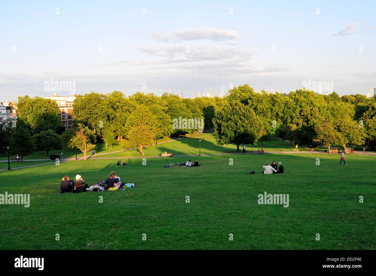 Le persone a rilassarsi in Primrose Hill durante la stagione calda a Londra, Regno Unito Foto Stock