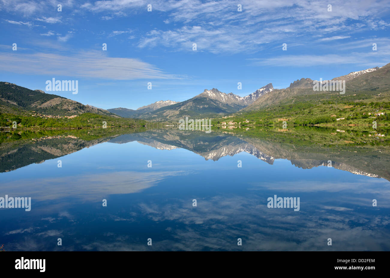 Serbatoio artificiale in Calacuccia con Paglia Orba e cinque frati picchi, Niolo Valley, centrale Monti, Corsica, Francia Foto Stock