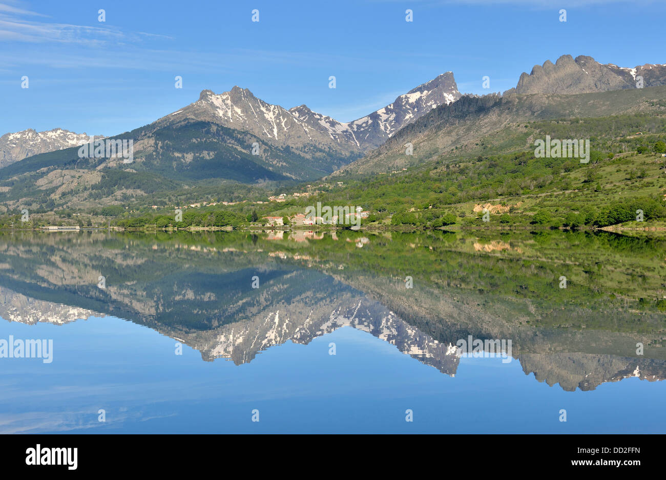 Serbatoio artificiale in Calacuccia con Paglia Orba e cinque frati picchi, Niolo Valley, centrale Monti, Corsica, Francia Foto Stock