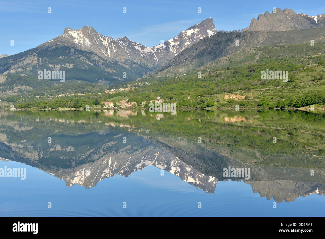 Serbatoio artificiale in Calacuccia con Paglia Orba e cinque frati picchi, Niolo Valley, centrale Monti, Corsica, Francia Foto Stock