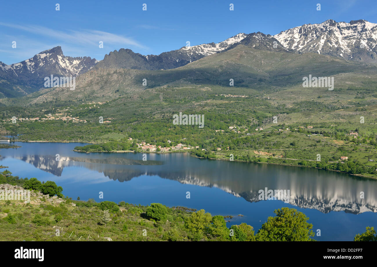 Serbatoio artificiale in Calacuccia con Paglia Orba e cinque frati picchi, Niolo Valley, centrale Monti, Corsica, Francia Foto Stock