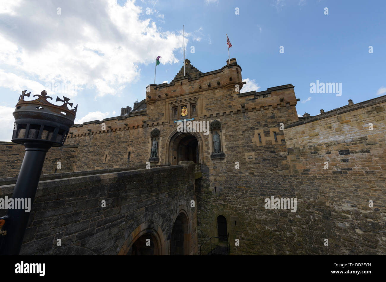 Il fossato e ingresso principale del Castello di Edimburgo. Foto Stock