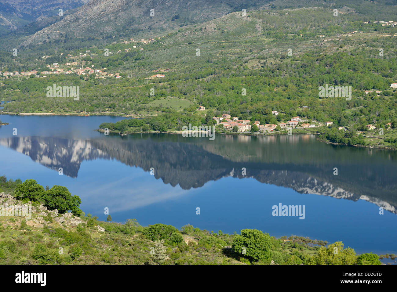 Serbatoio artificiale in Calacuccia con Paglia Orba e cinque frati picchi, Niolo Valley, centrale Monti, Corsica, Francia Foto Stock