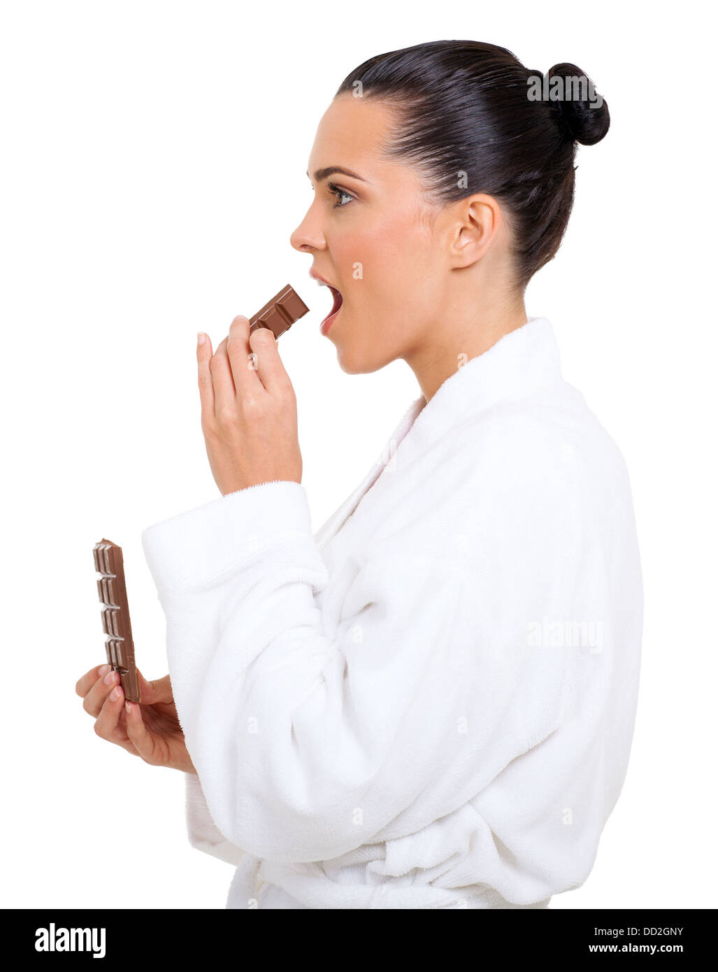 Vista laterale della bella donna di mangiare il cioccolato isolato su sfondo bianco Foto Stock