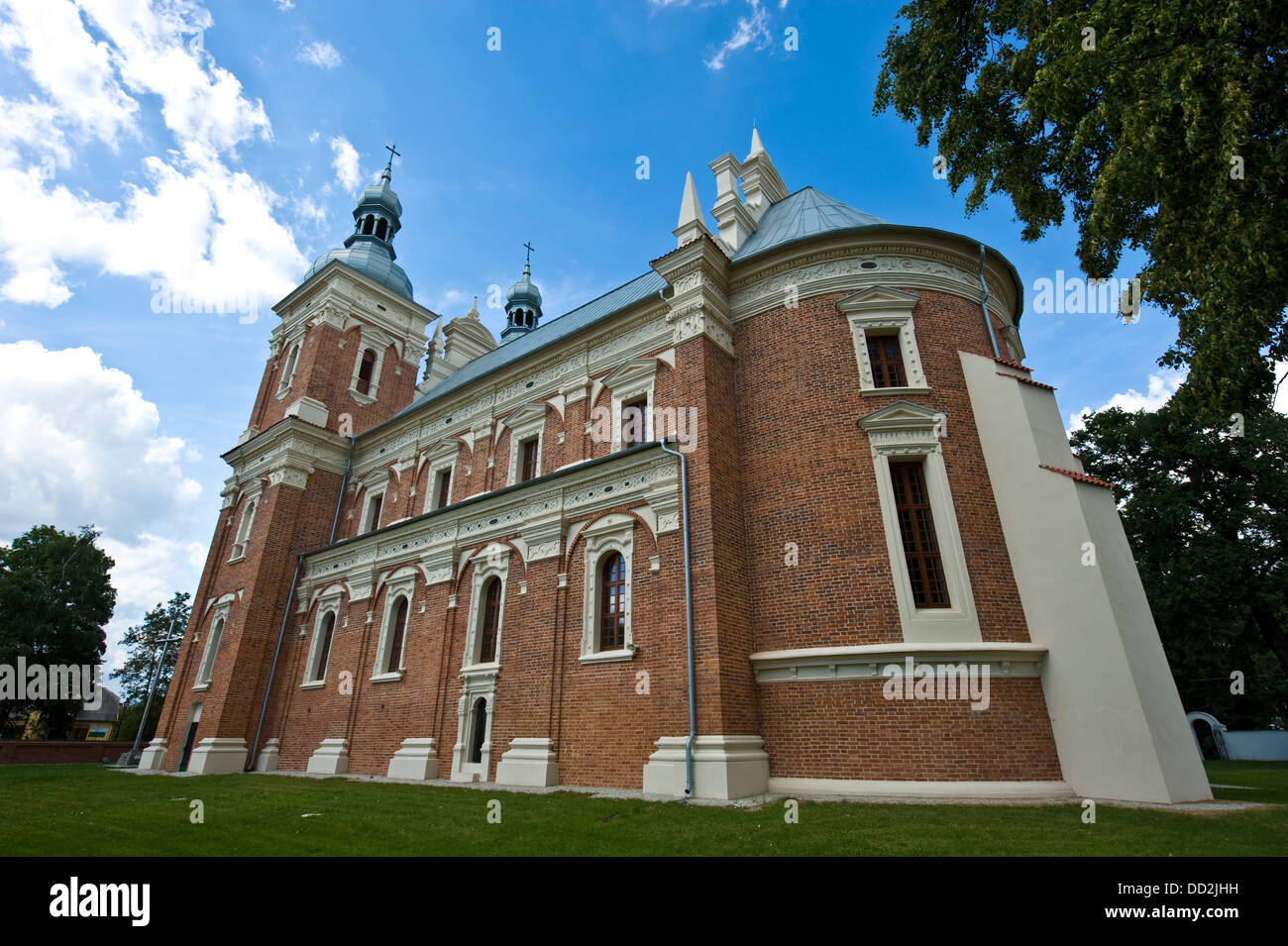 Rinascimentale chiesa cattolica e la cappella in un piccolo villaggio Gołąb in Polonia centrale. Foto Stock