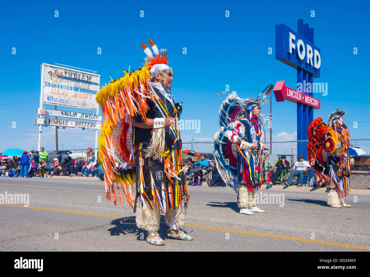 Nativi Americani con il tradizionale costume partecipa al 92 annuale di inter-tribal corteo cerimoniale in Gallup New-Mexico Foto Stock