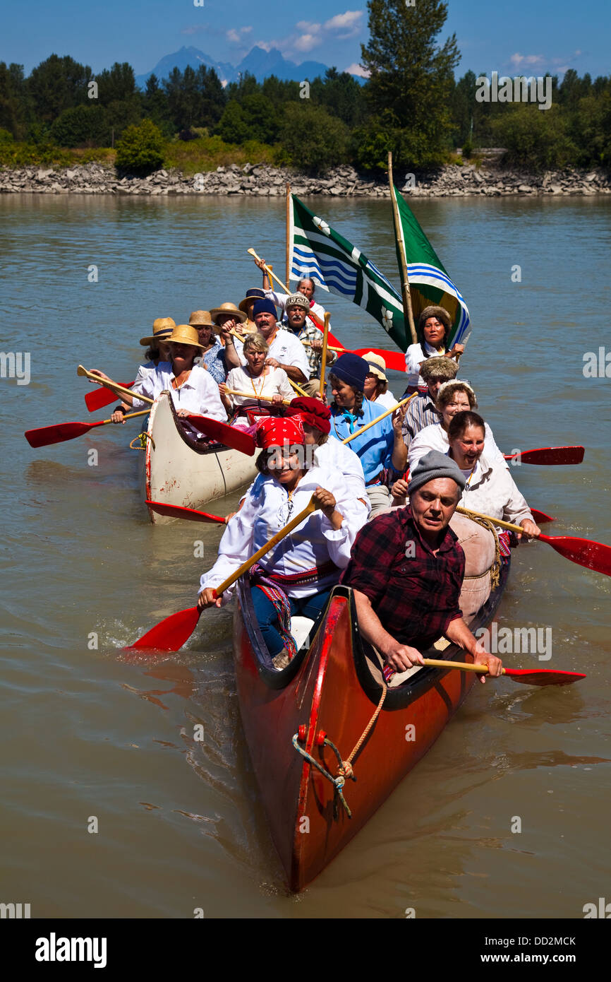 Cerimoniale di arrivo di voyageur canoe portando le pellicce e fornisce al Fort Langley, British Columbia Foto Stock