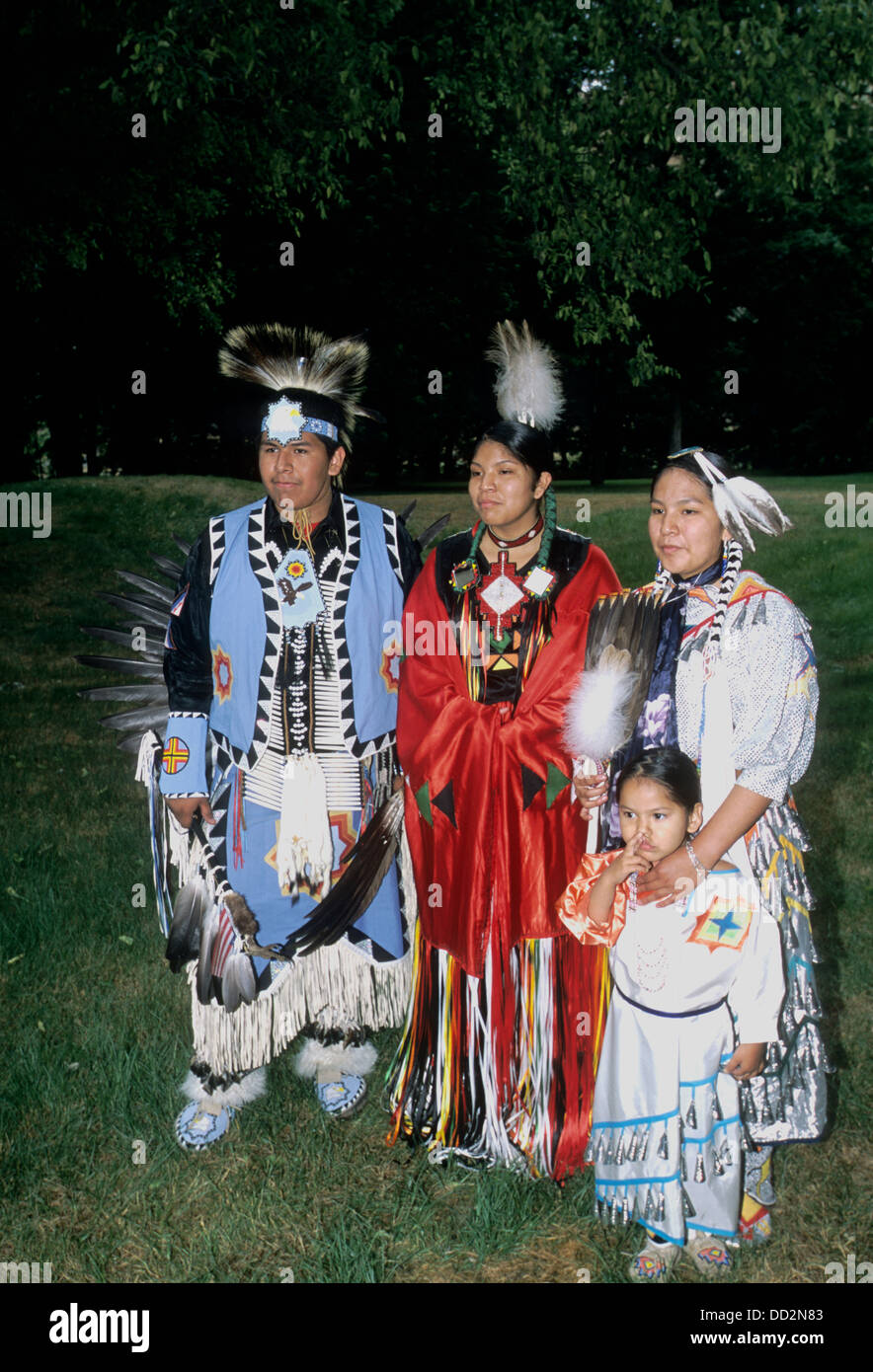 Nez Perce famiglia vestite per ballare Powwow presso il Nez Perce National Historic Park di Lapwai, Idaho Foto Stock