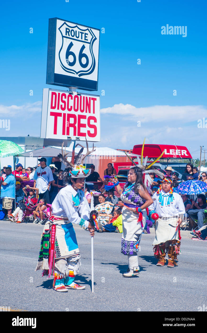 Nativi Americani con il tradizionale costume partecipa al 92 annuale di inter-tribal corteo cerimoniale in Gallup New-Mexico Foto Stock