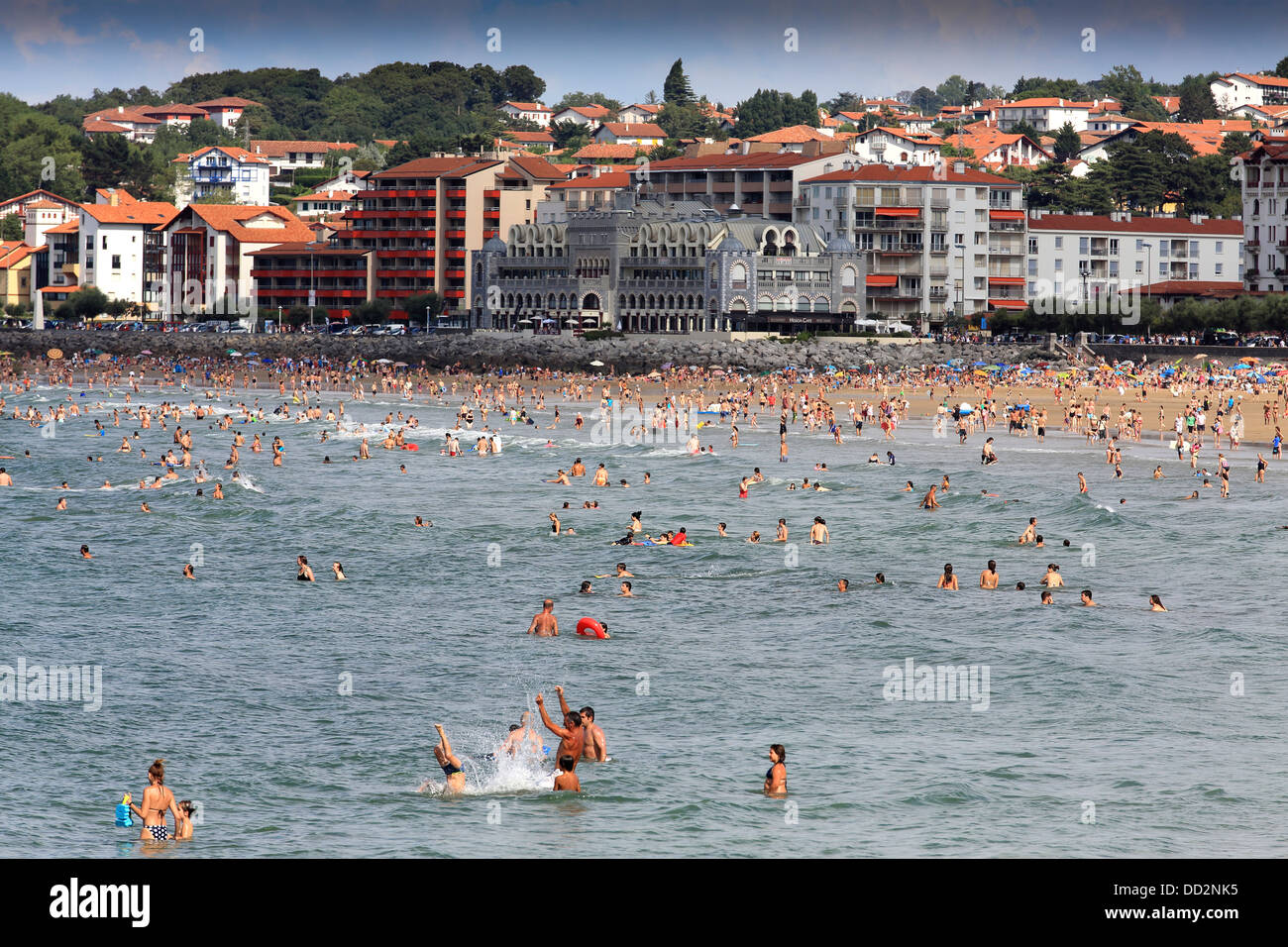 Folla estiva sulla spiaggia di Hendaye in Francia meridionale al confine con la Spagna. Foto Stock