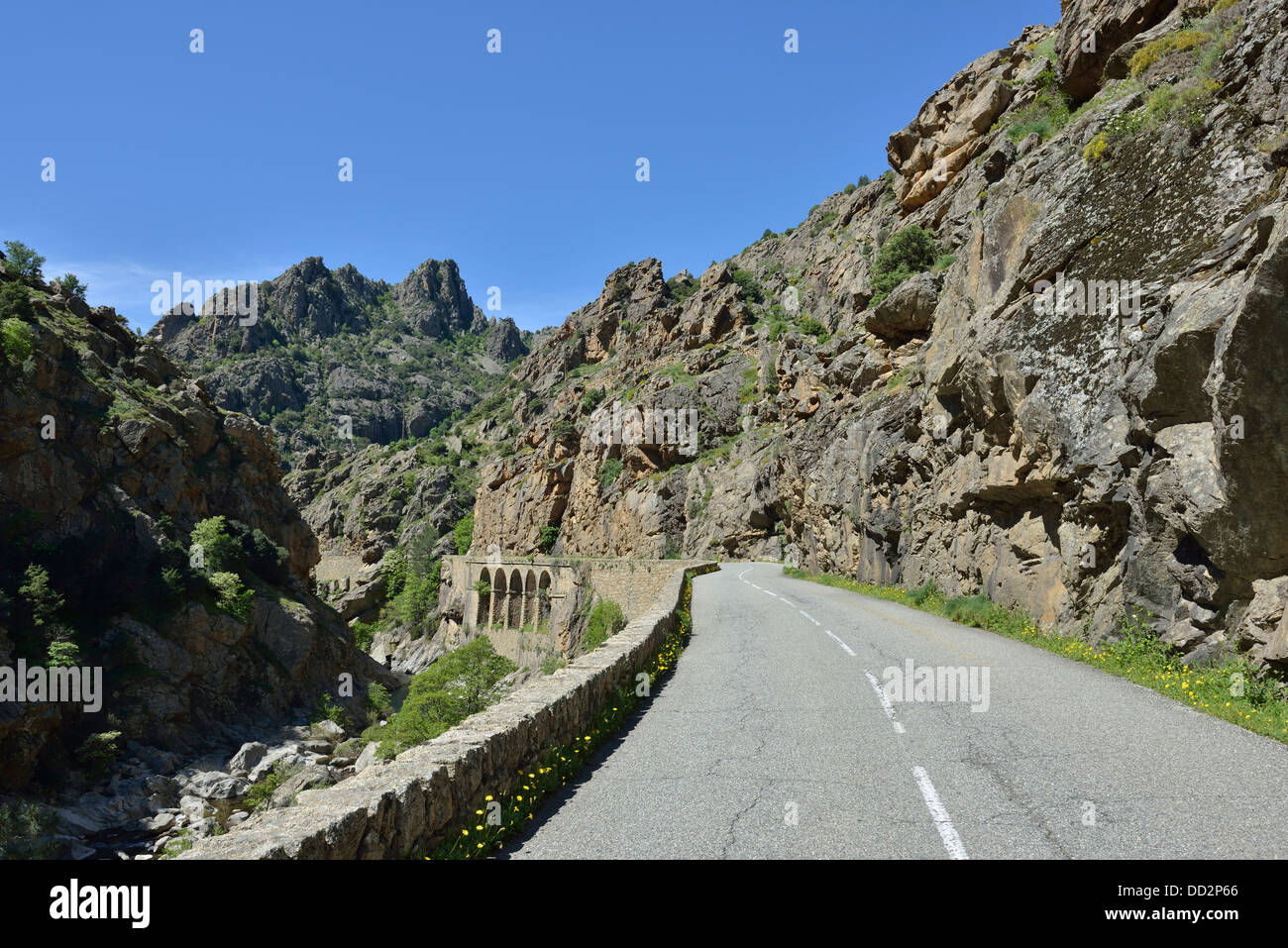 Paesaggio di montagna lungo la Scala di Santa Regina road, Niolo Valley, centrale Monti, Corsica, Francia Foto Stock