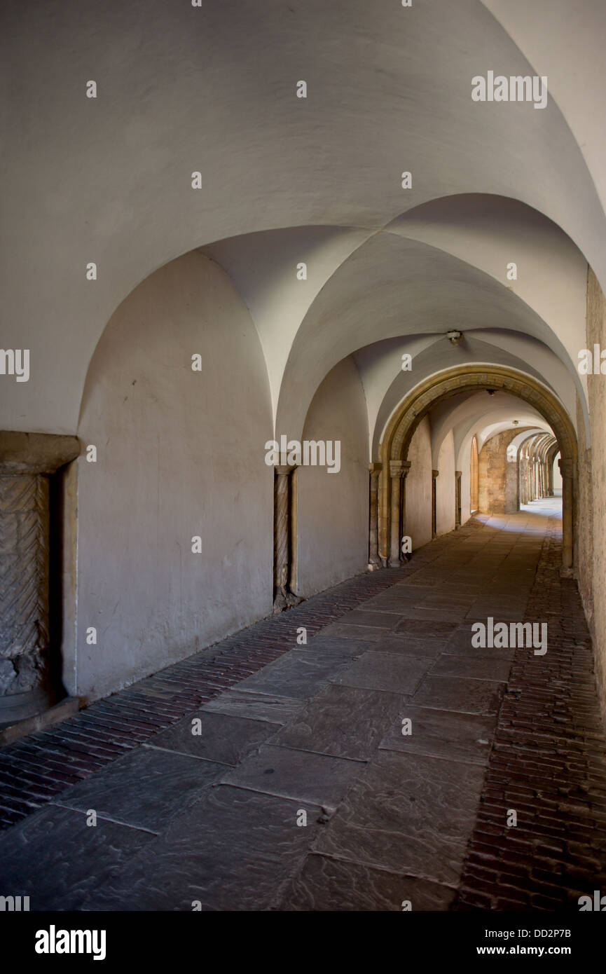 Corridoio ad archi presso la Cattedrale di Canterbury Foto Stock