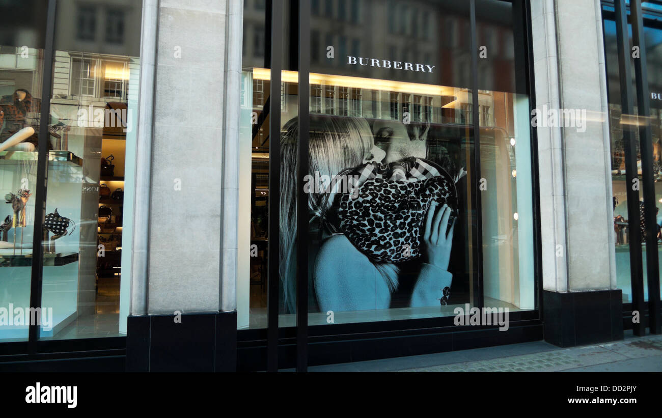 Vista esterna del Burberry Store e accedi a Knightsbridge Londra Inghilterra KATHY DEWITT Foto Stock