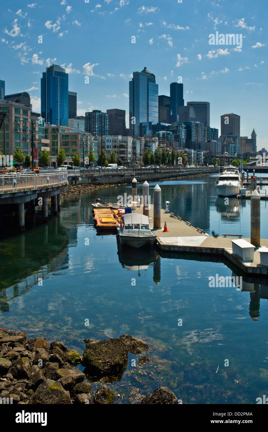 Waterfront e lo skyline di Seattle, Washington, Stati Uniti d'America Foto Stock