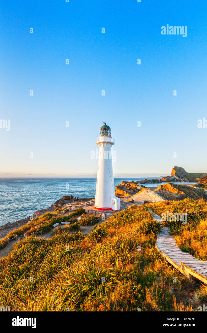 Castlepoint faro, Wairarapa, Nuova Zelanda, a sunrise. Foto Stock