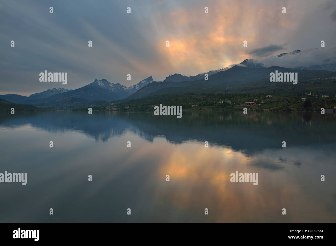 Serbatoio artificiale in Calacuccia con Paglia Orba e cinque frati picchi, Niolo Valley, centrale Monti, Corsica, Francia Foto Stock