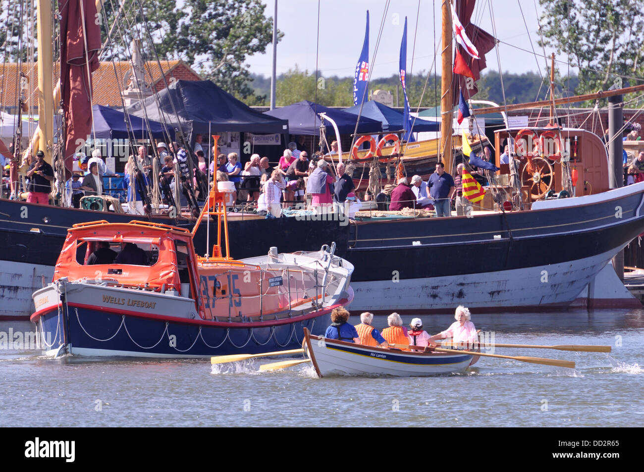 Ripristinato pozzetti scialuppa di salvataggio, Ernest Tom Nethercoat a Wells Harbour giornata con un St Ayles skiff e Thames chiatta a vela Cambria. Foto Stock