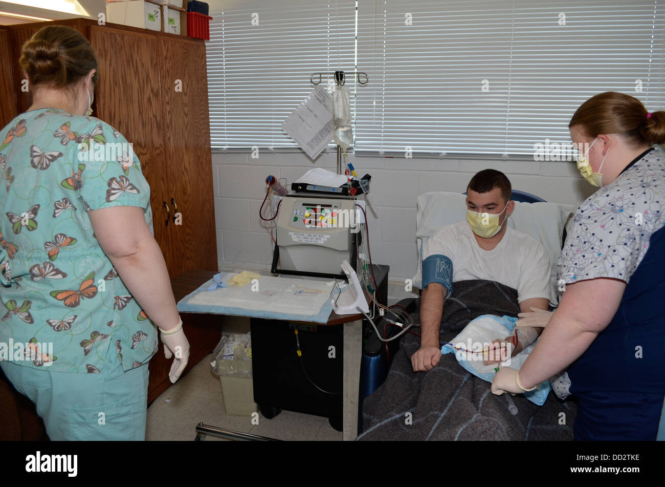 Detenuto riceve in dialisi le unità mediche di una prigione di massima sicurezza, Nebraska membro penitenziario. Foto Stock
