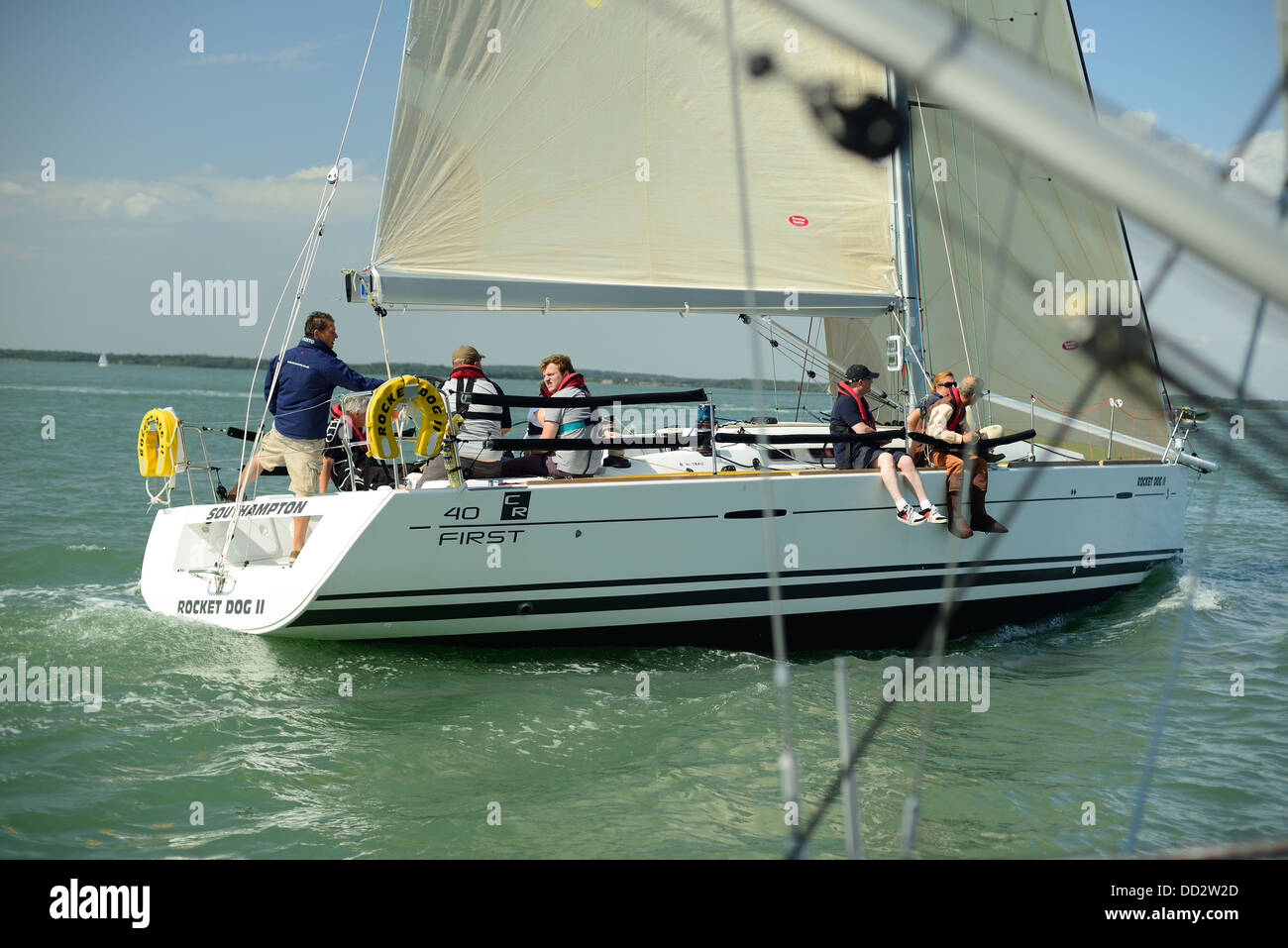Barca a vela su un piede 40 yacht sul Solent Foto Stock