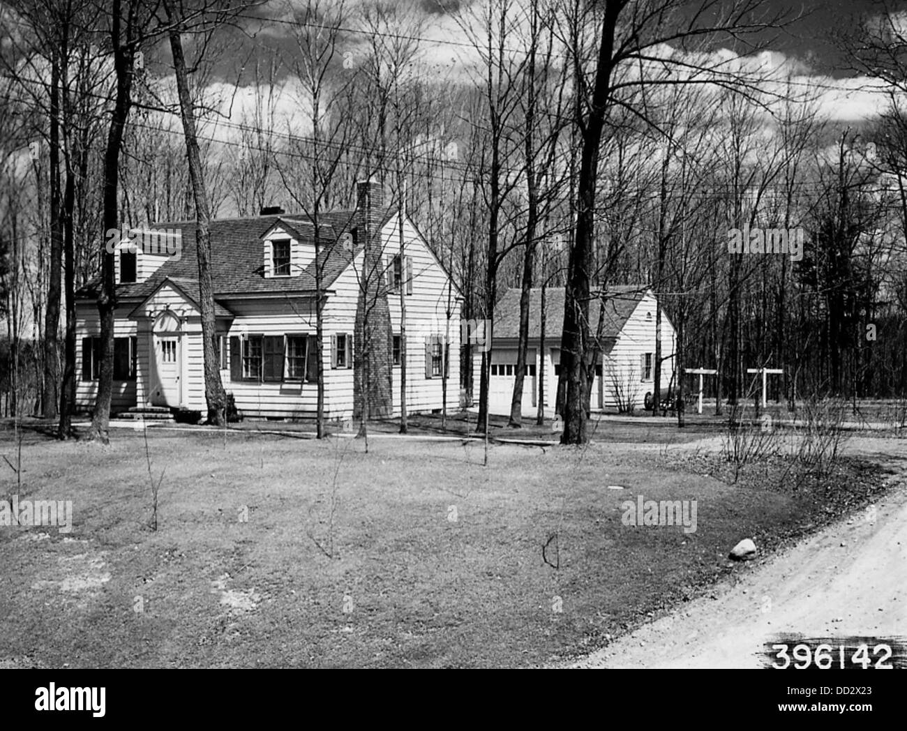 Questa fotografia mostra l'abitazione e il Garage del Park Falls District Ranger, un edificio utilizzato per scopi amministrativi e abitativo per i ranger distrettuali che sovrintendono alla gestione delle foreste e alla protezione della fauna selvatica. Foto Stock