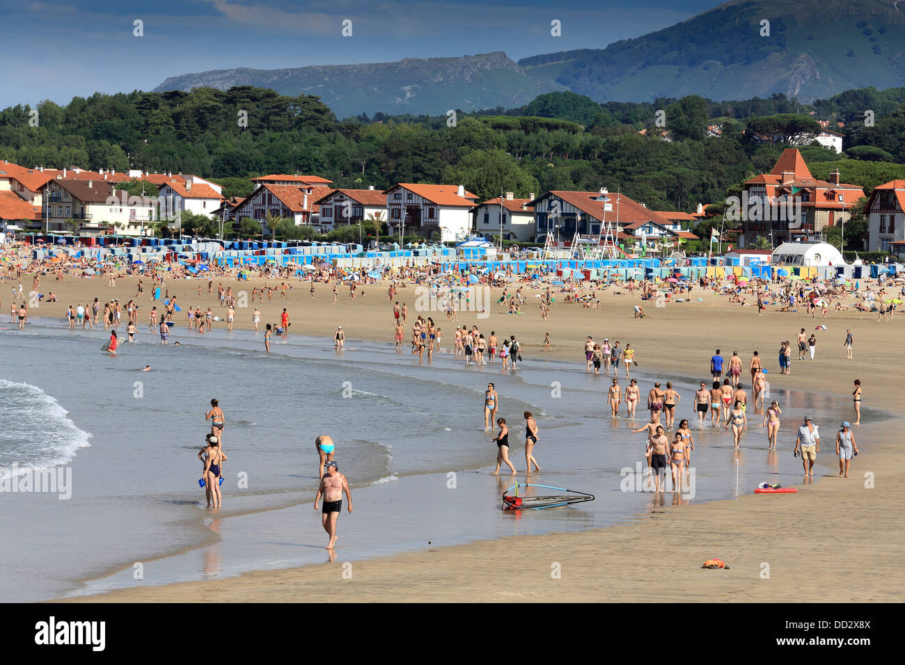 Folla estiva sulla spiaggia di Hendaye in Francia meridionale al confine con la Spagna. Foto Stock
