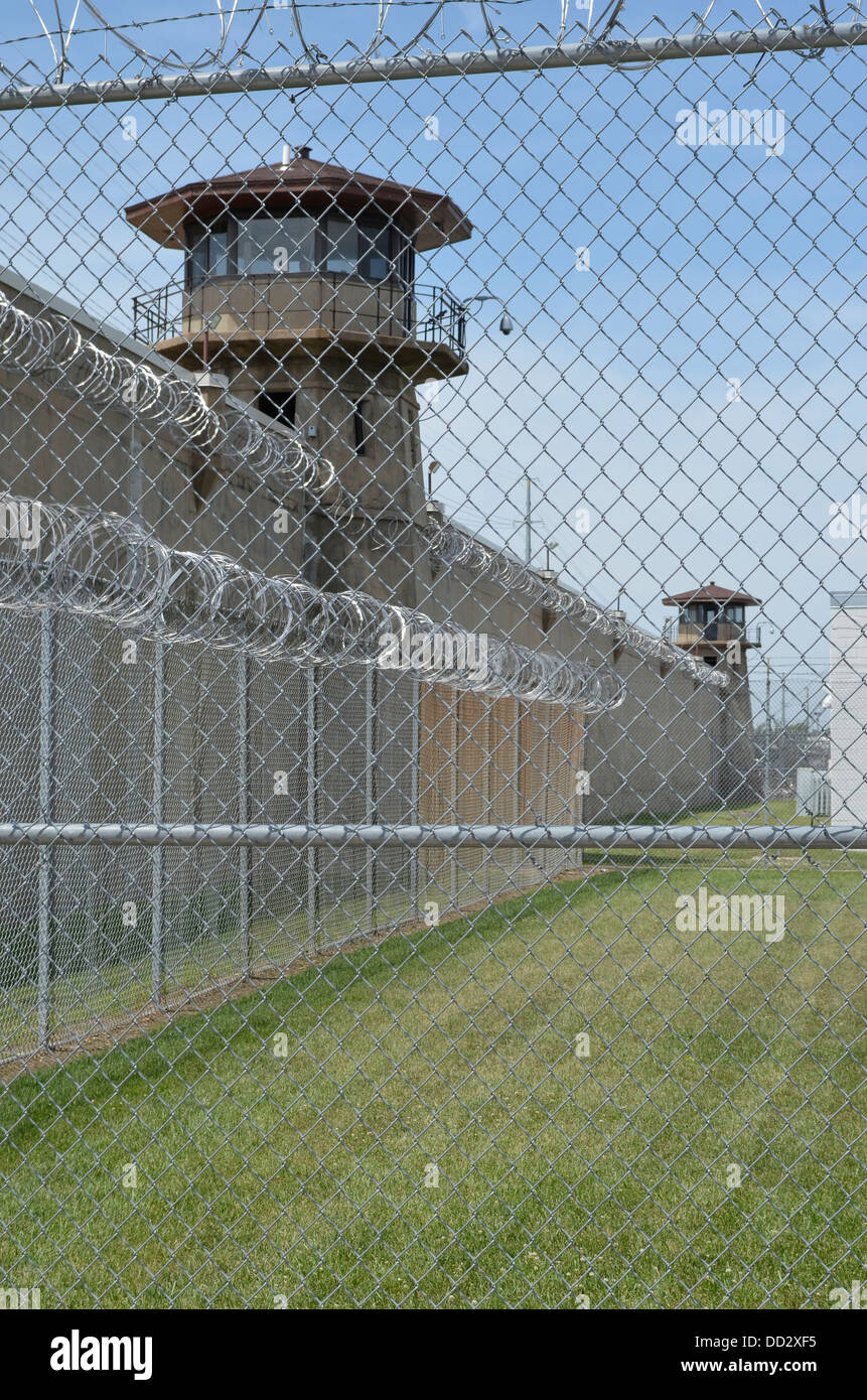 American prigione di massima sicurezza torre di guardia e parete del perimetro. Gli ufficiali della torre sono armati con fucili e fucili a canna liscia. Foto Stock