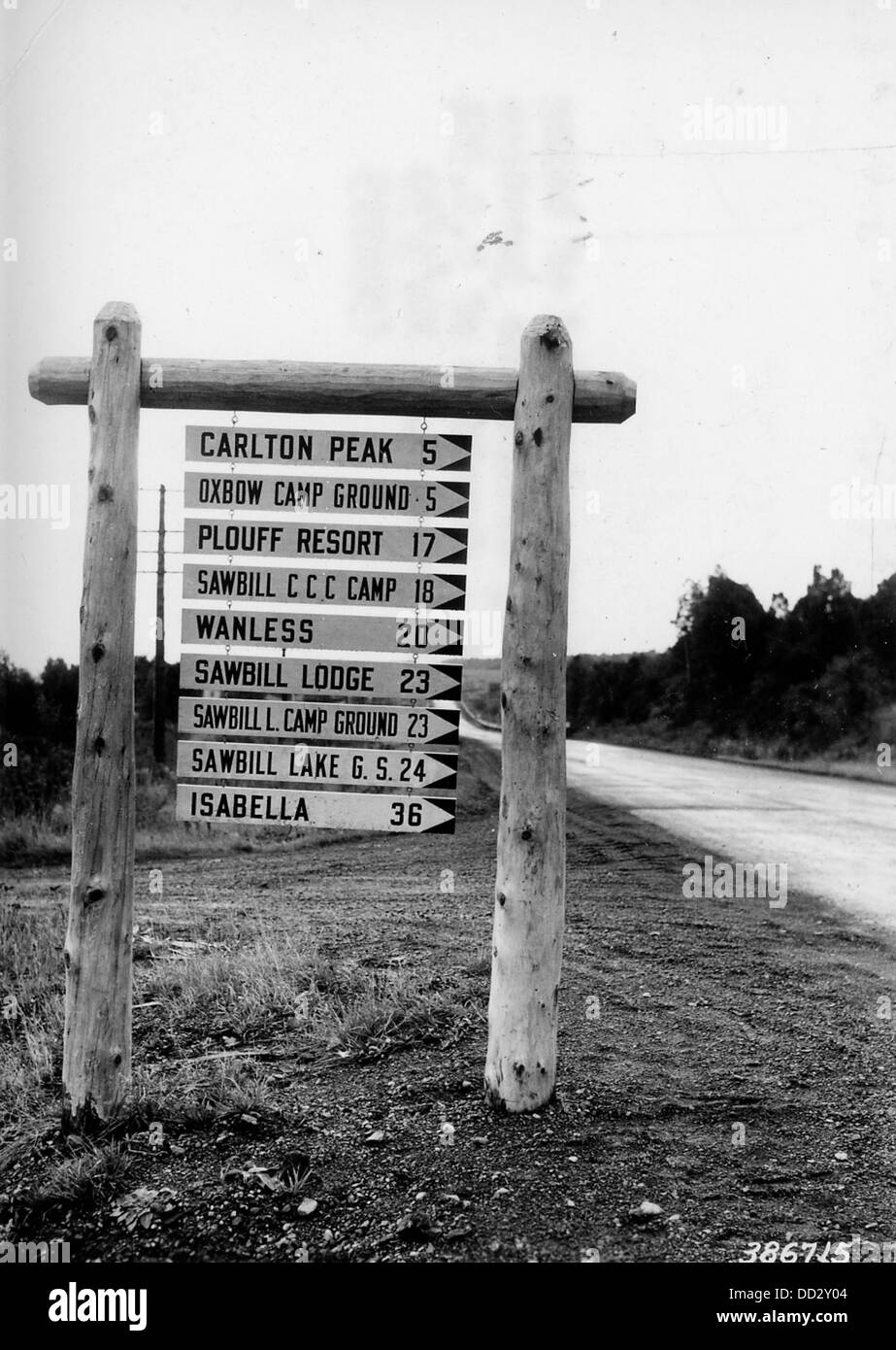 Questa immagine mostra vari segnali stradali, utilizzati per guidare i conducenti e indicare i percorsi. Questi segni furono critici nella navigazione su autostrade e strade durante la prima metà del XX secolo. Foto Stock