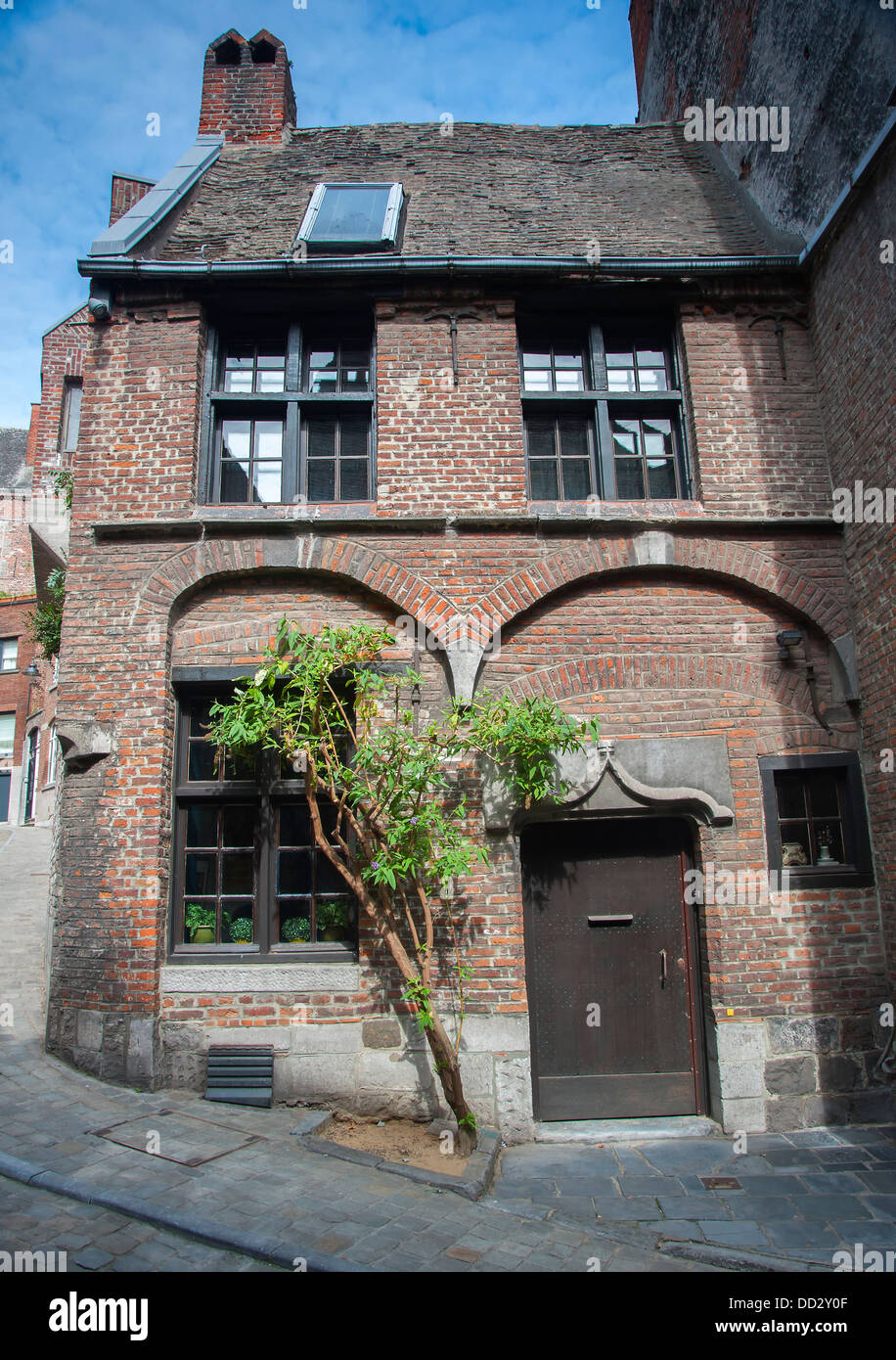 Casa tradizionale nel vecchio quartiere di Mons in Belgio Foto Stock