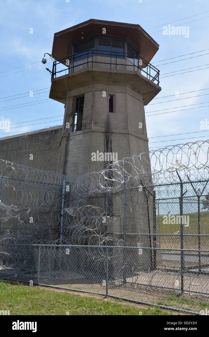 American prigione di massima sicurezza torre di guardia e parete del perimetro. Gli ufficiali della torre sono armati con fucili e fucili a canna liscia. Foto Stock