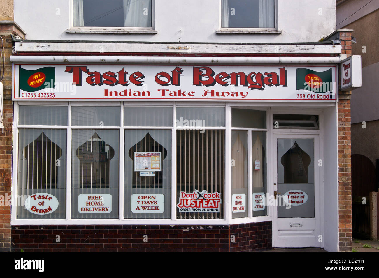La facciata della "gusto del Bengala' Indiana ristorante da asporto, Old Road, Clacton-on Sea, Essex, Inghilterra Foto Stock