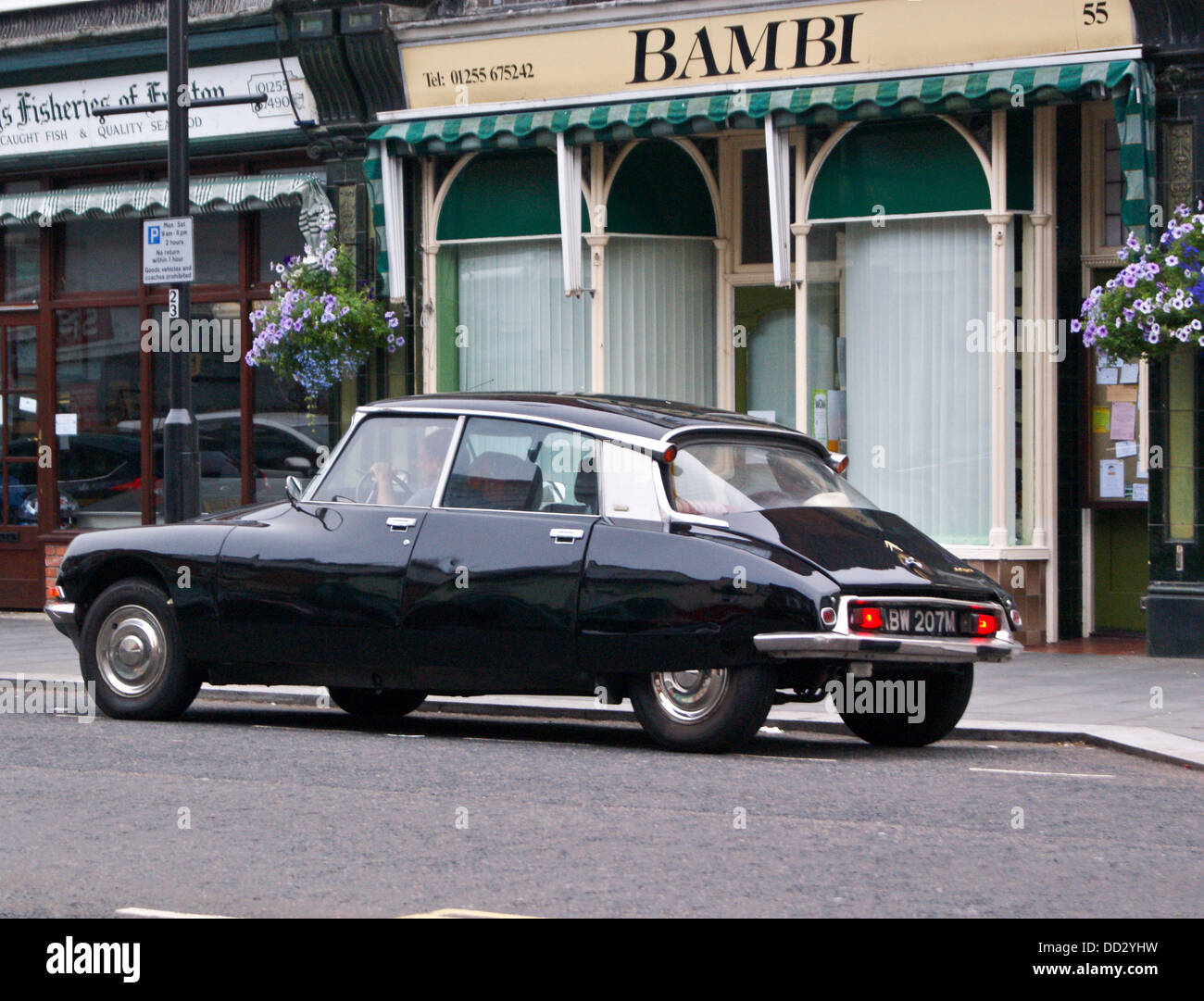 Black Citroën DS21 Pallas, 1973-4 M registrazione, fuori "Bambi' Connaught Avenue, FRINTON ON SEA, Essex, Inghilterra Foto Stock