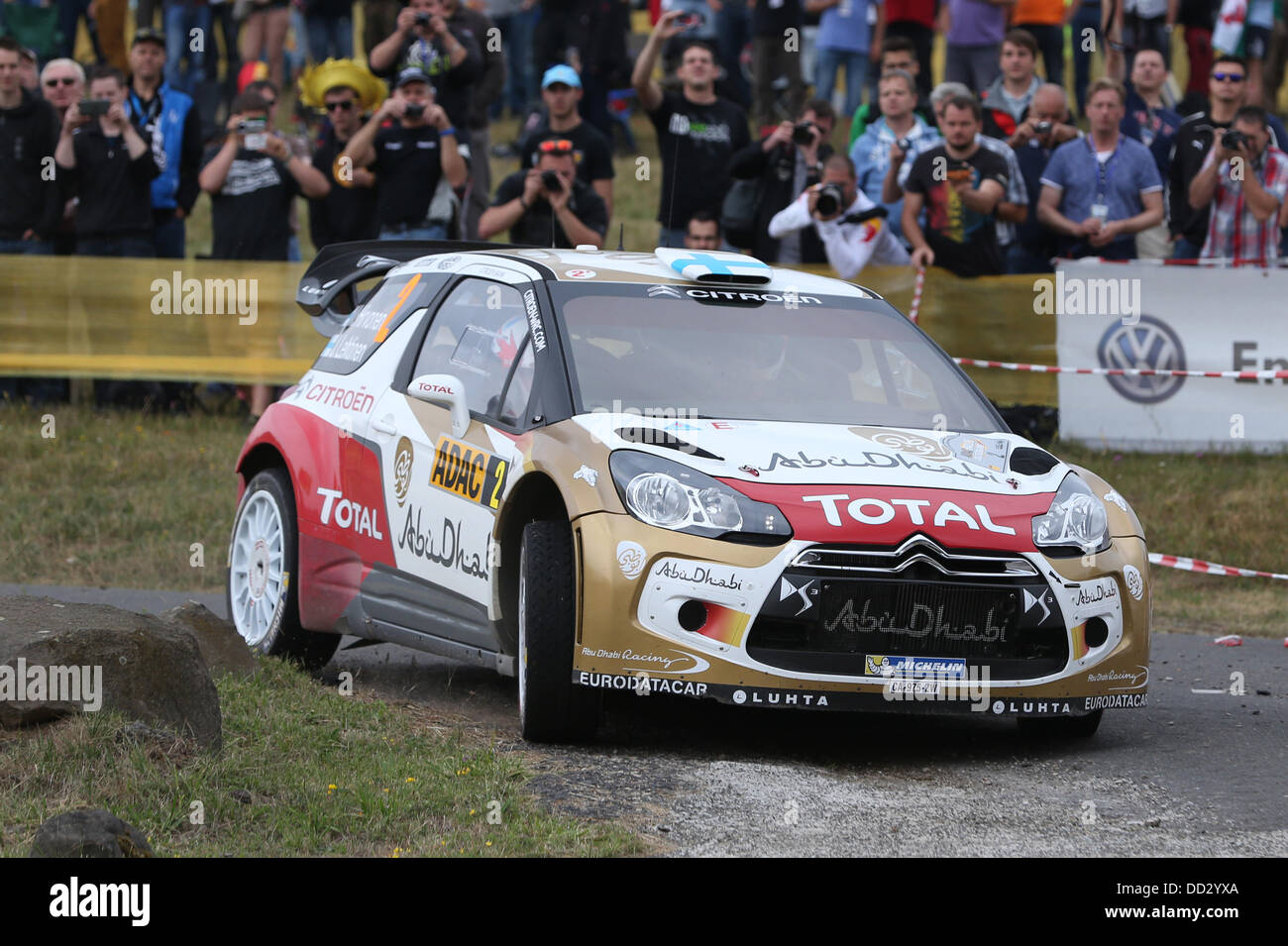 Baumholder, Germania. 24 Ago, 2013. Il finlandese al pilota di rally Mikko Hirvonen e il suo co-driver Jarmo Lehtinen guidare attraverso la blindatura sulla zona di addestramento militare durante la undicesima concorrenza dell' ADAC Rallye Deutschland vicino Baumholder, Germania, 24 agosto 2013. Foto: Thomas Frey/dpa/Alamy Live News Foto Stock