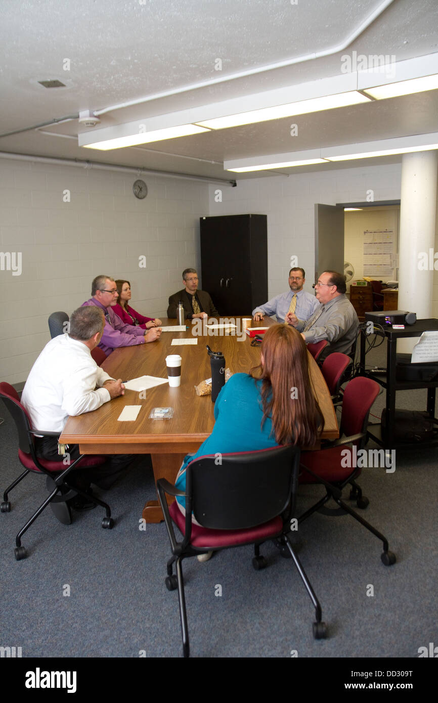 La salute mentale riunione del personale in una prigione di massima sicurezza. Correzzione Lincoln Center, Lincoln, Nebraska. Foto Stock