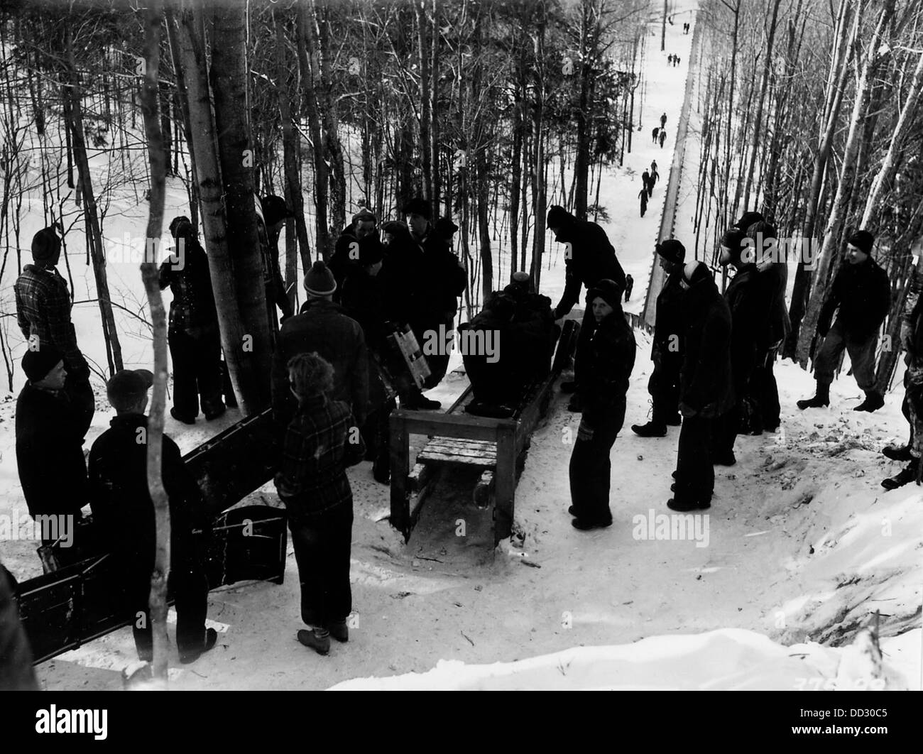 L'immagine mostra un dispatcher dopo aver rilasciato un toboga. L'azione probabilmente si è svolta in un ambiente innevato dove il toboga è stato utilizzato per il trasporto o i servizi di emergenza. Foto Stock