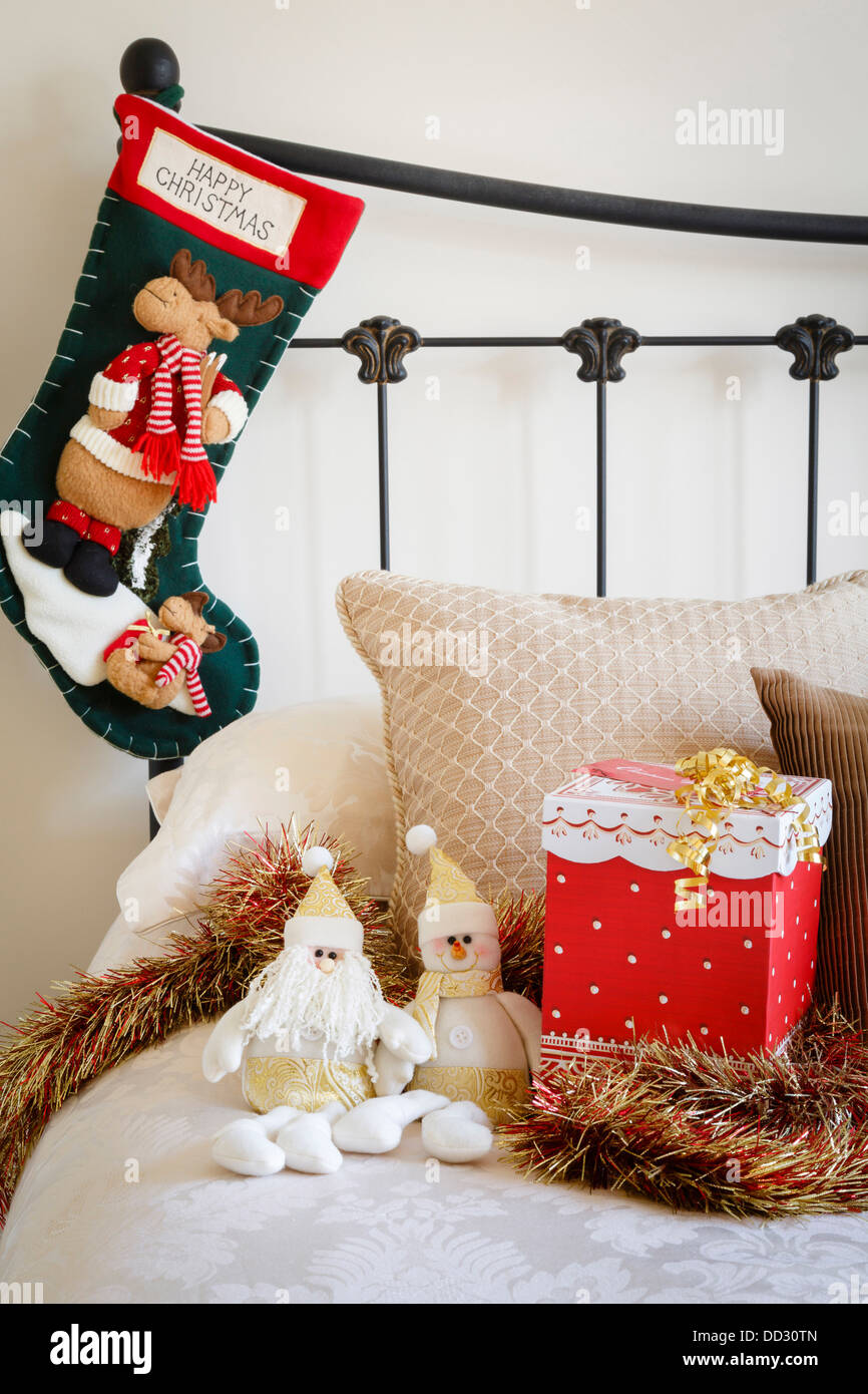 Accogliente casa al tempo di Natale con la presente sul letto Foto Stock