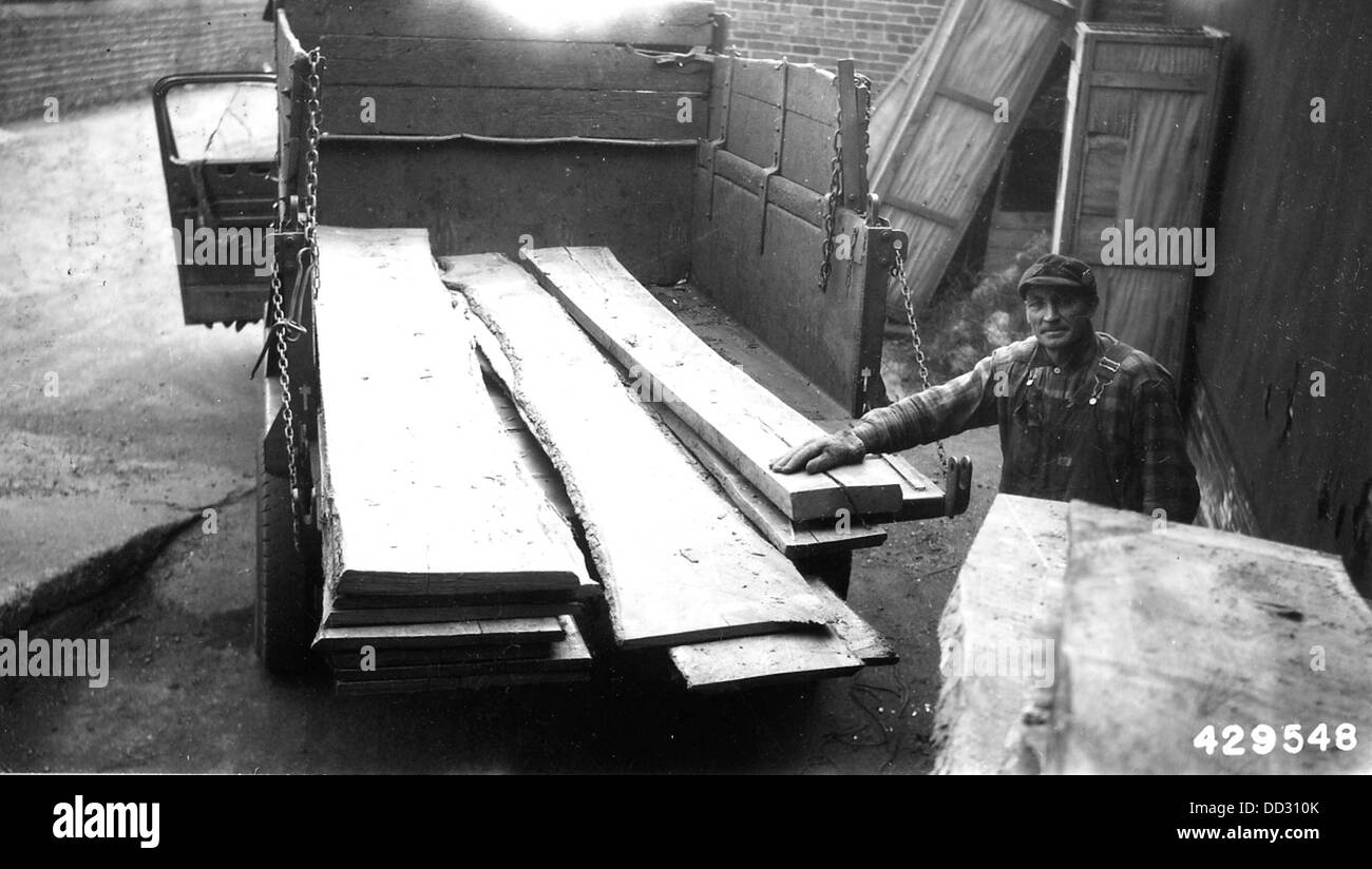 Il legno di quercia, ciliegio e noce viene scaricato presso la Peoria Basket Company, evidenziando il ruolo dell'azienda nell'approvvigionamento di materiali per la produzione. Foto Stock