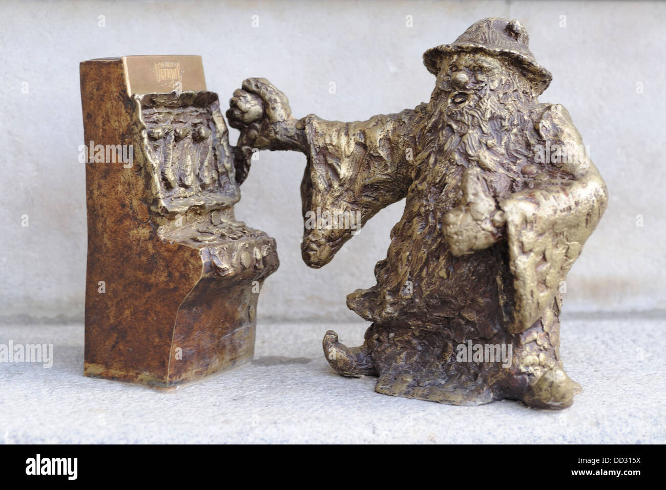 Una delle piccole statue di nani da Tomasz Moczek e gambe pedonale, Wroclaw, Polonia Foto Stock