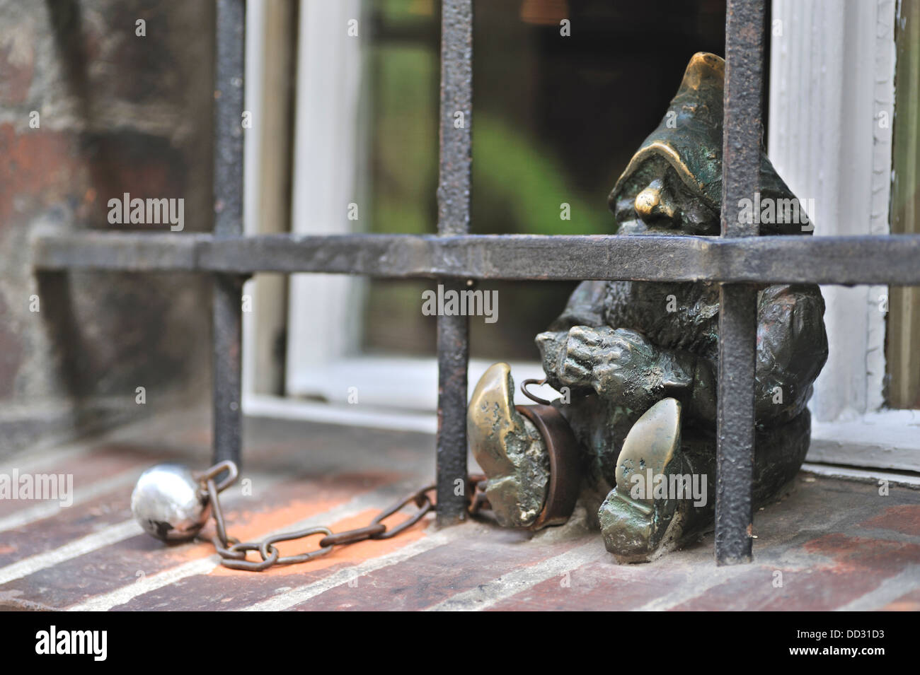 Una delle piccole statue di nani da Tomasz Moczek e gambe pedonale, Wroclaw, Polonia Foto Stock