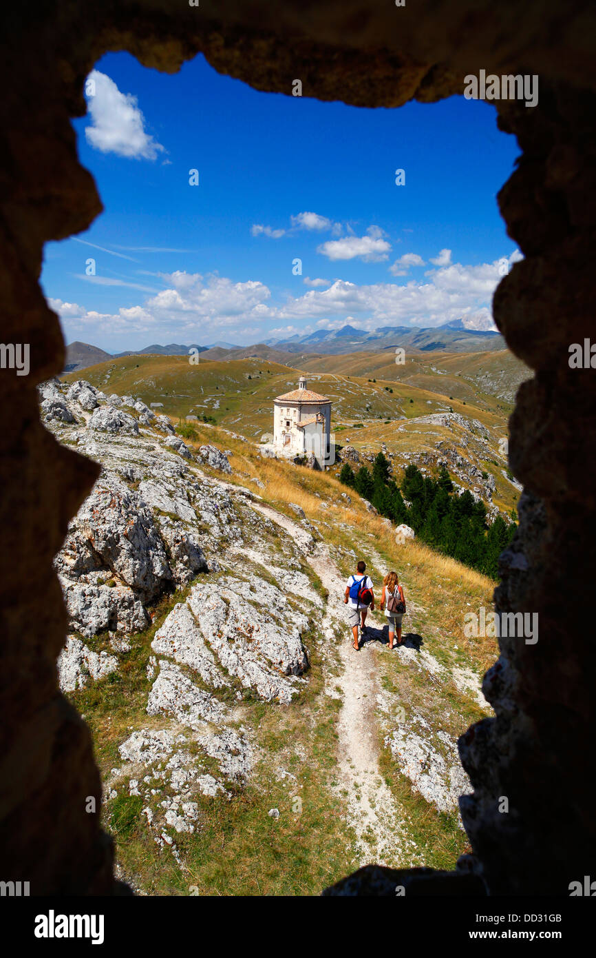 La chiesa di Santa Maria della Pietà, visto dalla fortezza sulla Rocca Calascio in Abruzzo, Italia. Foto Stock