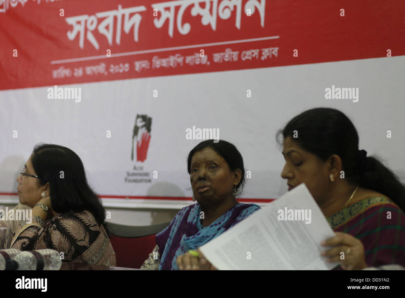 Dacca,Bangladesh 24 agosto 2013;l'acido superstiti Foundation tenutasi a premere la conformità a Dhaka per evidenziare il problema di continui attacchi sulle donne con acido. 48 vittime di attacchi di acido sono stati già ammessi in ospedale durante il 2013. Credito: zakir hossain chowdhury zakir/Alamy Live News Foto Stock