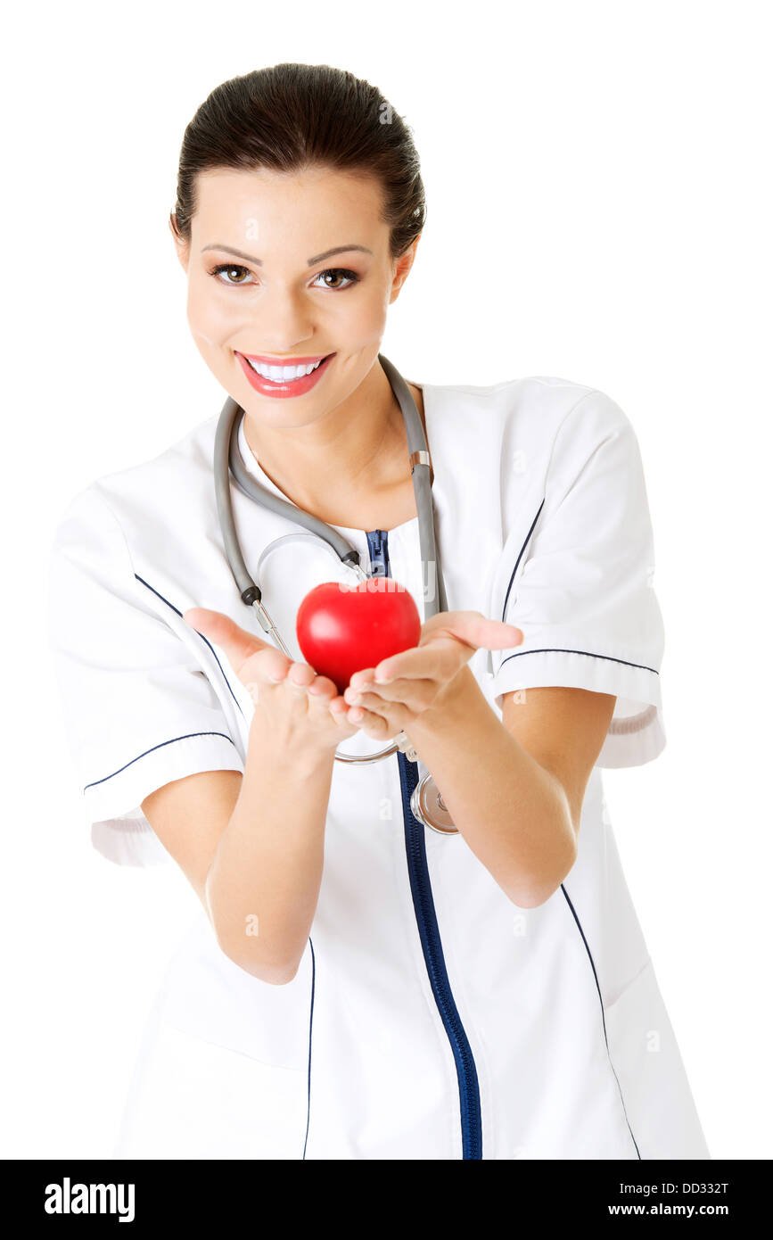 Giovane infermiere con il cuore in mano , isolato su bianco. Foto Stock