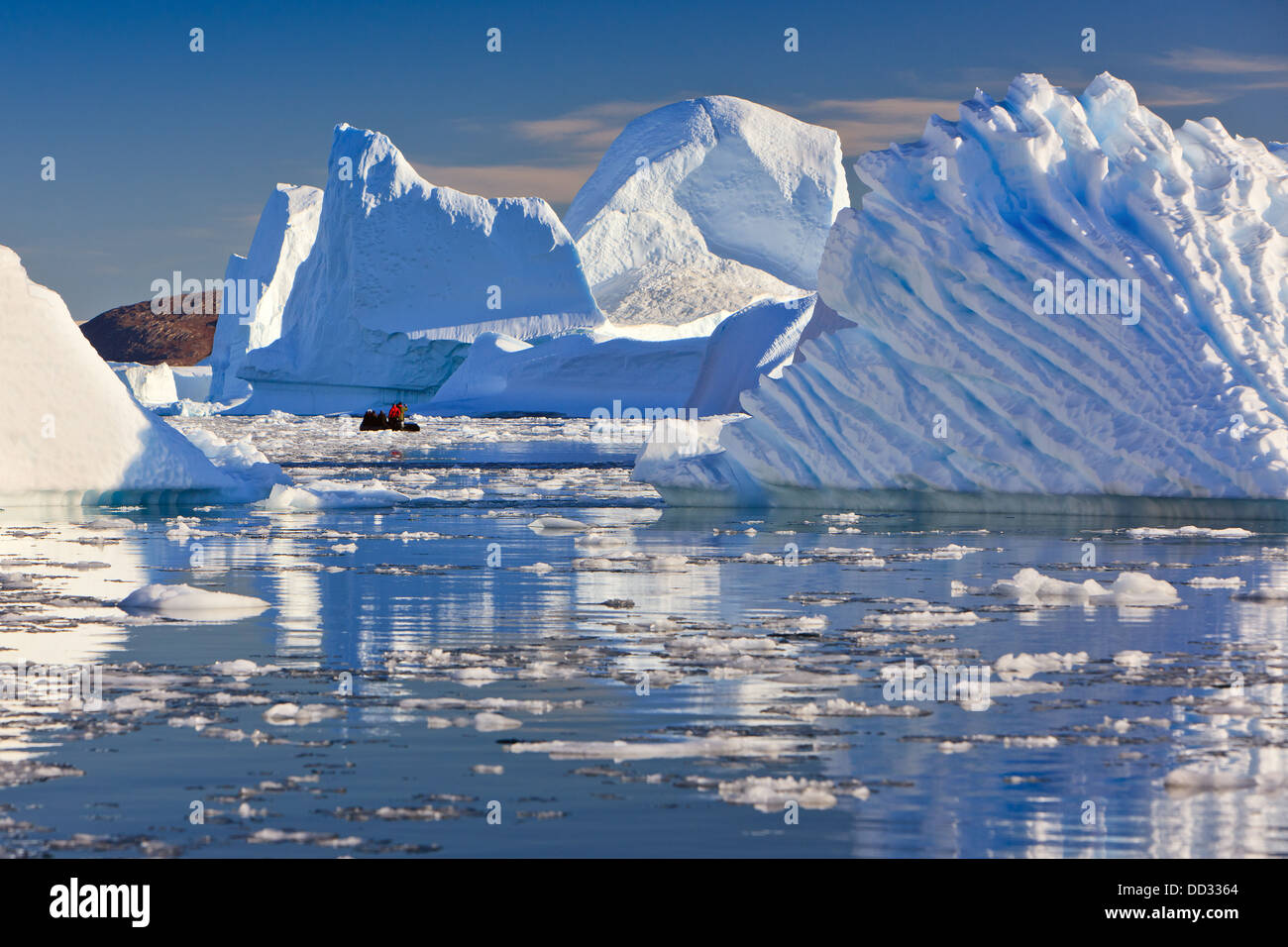 Crociera tra gli iceberg a Røde Ø, Scoresby Sund in Groenlandia Foto Stock