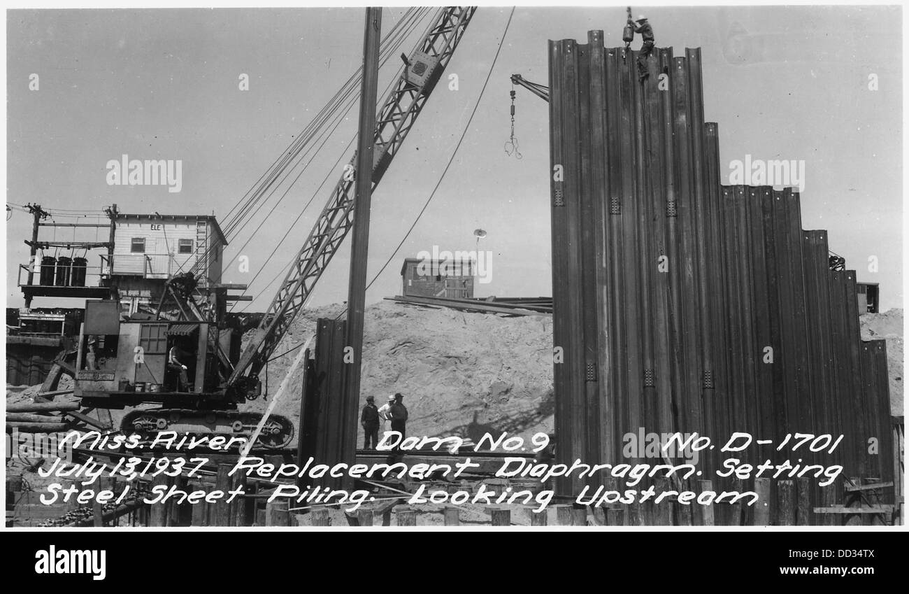 Questa immagine mostra la signorina Ruver al Dam No. 9 il 13 luglio 1937. La fotografia cattura la sostituzione del diaframma e l'impostazione dell'accatastamento in lamiera d'acciaio durante la costruzione della diga. Foto Stock