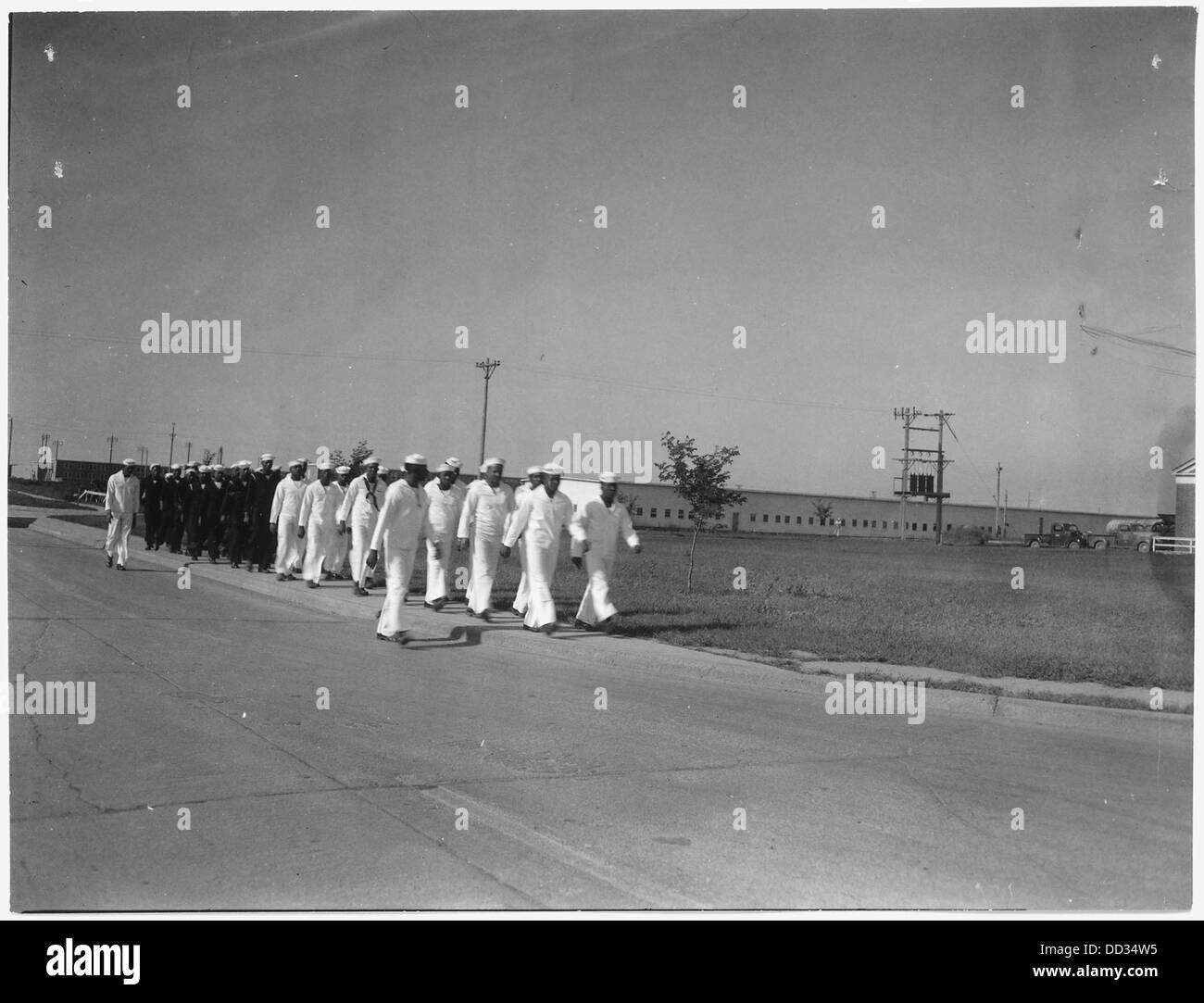 I soldati marciano verso una proiezione cinematografica presso il Naval Ammunition Depot degli Stati Uniti a Hastings, Nebraska, catturando un momento ricreativo per il personale militare durante la guerra. Foto Stock